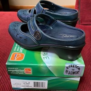 Easy Street Navy Columbus Shoes, never worn! 7 1/2 Narrow. Brand New!